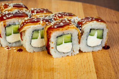 Yılan balığı rulo peynir ve sos ile