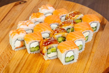 Japonya rulo set somon, yılan balığı ve karides ile