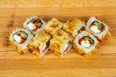 Yılan balığı ve ton balığı çip ile rulo