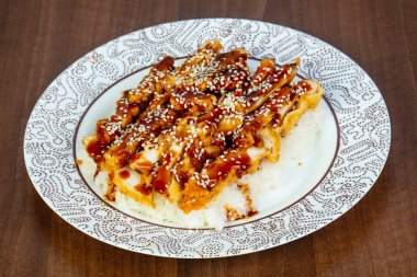 Pirinç ve teriyaki soslu tavuk tempura