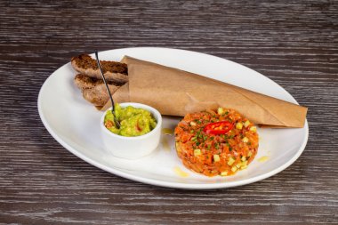 Ekmek ile lezzetli Somon tartar