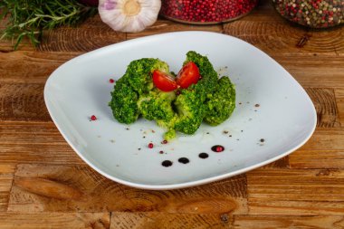 Lezzetli brokoli sarımsak sosu ve chery-domates ile