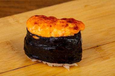 Lezzetli kızarmış peynir suşi roll