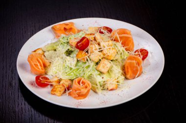 Somonlu Sezar salatası.