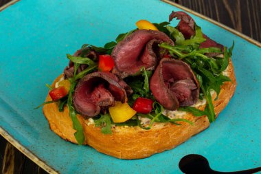 Bruschetta alarmdan ve rucola ile