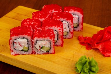 Yengeç eti ve tobico ile rulo