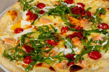 Somon ve rucola pizza