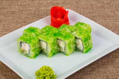 Karides ve tobiko ile rulo