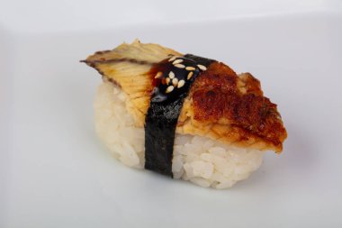 Japon geleneksel soğuk yılan balığı suşi