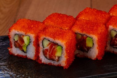 Somon ve avokado ile California roll