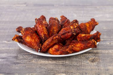 Barbekü kanat baharatlı sos ile