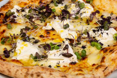 Pizza mozzarella ve siyah truffle ile