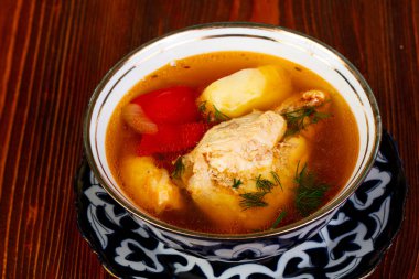 Ahşap üzerine sebzeli tavuk çorbası