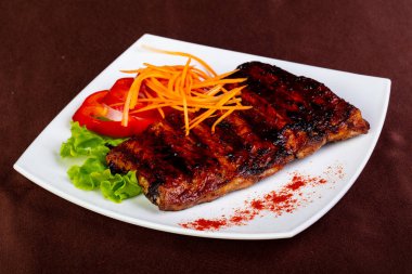 Kavrulmuş domuz kaburga salata yaprakları ile