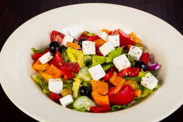 Beyaz Peynirli Yunan Salatası — Stok fotoğraf