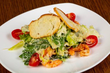 Karides ve parmesan peynirli Sezar salatası.