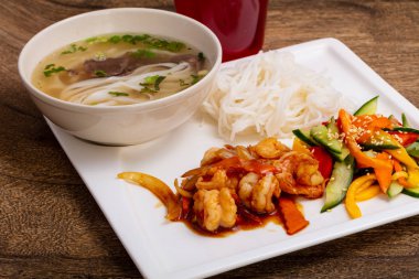 Baharatlı sosu ve pirinç ile karides