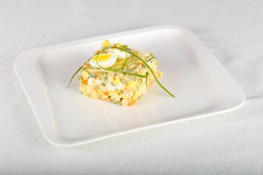 Bıldırcın yumurta ile Rus salatası