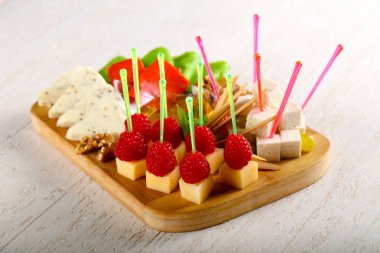 Peynir tabağı çeşitler ile Ahududu