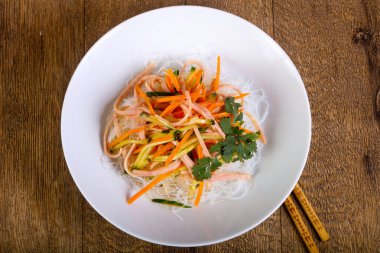 Salata vith şehriye, pastırma ve sebze