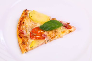 Fesleğen Pizza jambon ve patates ile hizmet