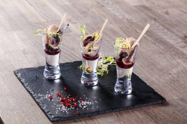 Aperatif yemek kızılcık soslu biftek