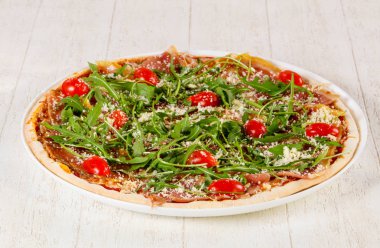 Hamon ve roka ile pizza.