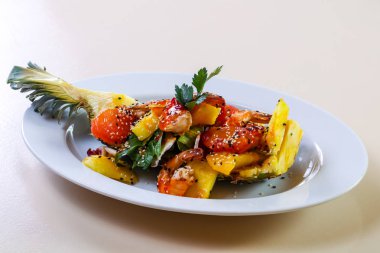 Deniz ürünleri ve sebzeli ananas.