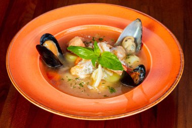 Fesleğen yaprakları ile deniz mahsulleri çorbası