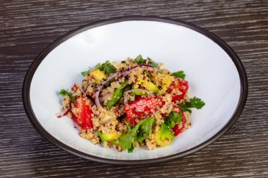 Kinoa ve enginar ile taze sebze salatası