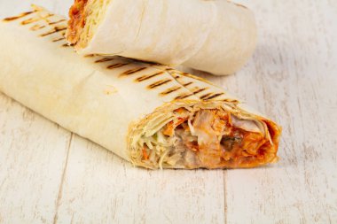 İştah açıcı büyük shawarma et, sos ve salata ile