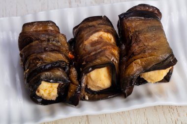 Lezzetli kızarmış kabak peynirli rulo