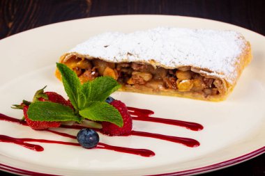 Nane ve syrop elma Strudel servis