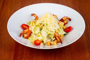 Kızarmış karides lezzetli ceasar salata