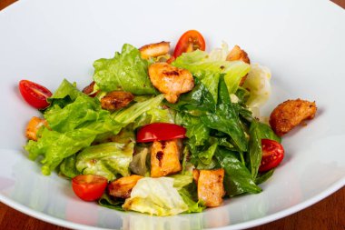 Lezzetli kızarmış somon salata domates ile