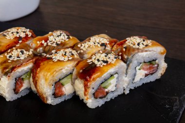 Lezzetli yılan balığı suşi susam ve teriyaki