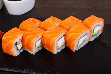 Avokado ve peynir ile lezzetli philadelphia rulo