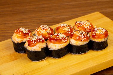 Somon ve karides lezzetli kızarmış rulolar