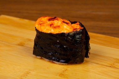 Lezzetli kızarmış peynir suşi roll