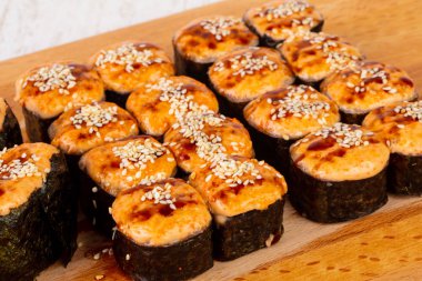 Susam ve balık pişmiş rulo