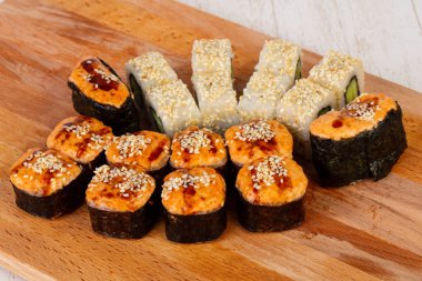 Geleneksel suşi somon ve yılan balığı ile ayarla