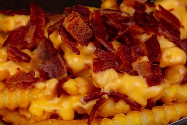 Kızarmış patates pastırma ve sos ile