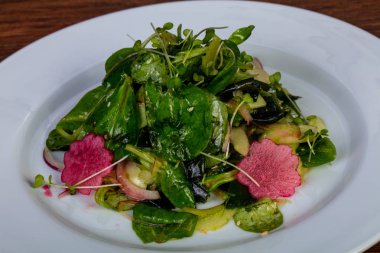 Japon Daikon salata yaprakları ile