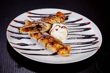 Çekirdekli Kuru üzüm, dondurma, çikolata şurubu ile lezzetli viski pasta