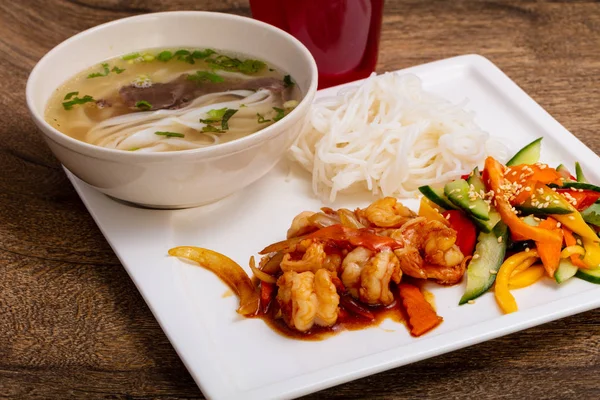 Baharatlı sosu ve pirinç ile karides