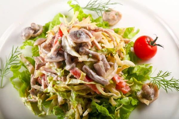 Ingemaakte Mushroom Salade Met Witte Plaat — Stockfoto