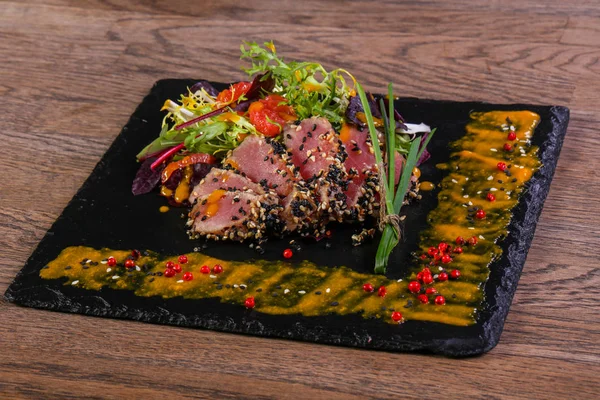 Sos ve baharatlı ton balığı carpaccio.