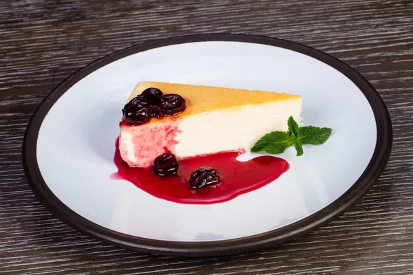 Läcker Cheesecake Med Körsbär Syrope Och Mynta — Stockfoto