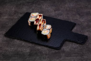 Yılan balığı ile Japon geleneksel rulo