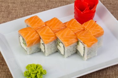 Somon ve yumuşak peynir rulo